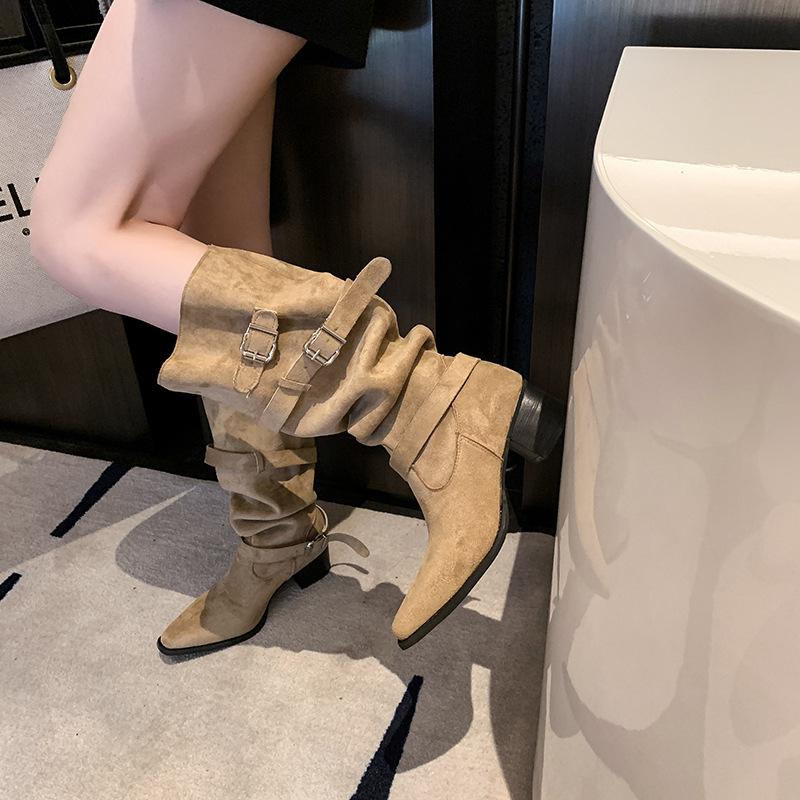 Lässiger Wind Gürtelschnalle Stiefel 2025 Herbst und Winter spitze Zehen dicker mittlerer Absatz Wildleder lockerer großer Schaftumfang dünne Stiefel Damen