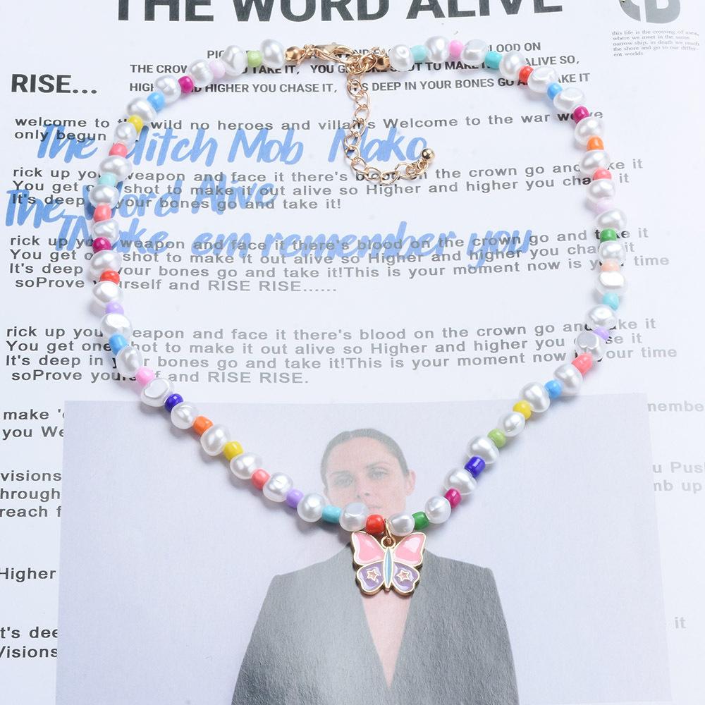 Boho Jednoduchý Barevný Náhrdelník z Rýžových Korálků, Etnický Styl Kontrastní Barvy Motýlí Přívěsek Perlový Náhrdelník