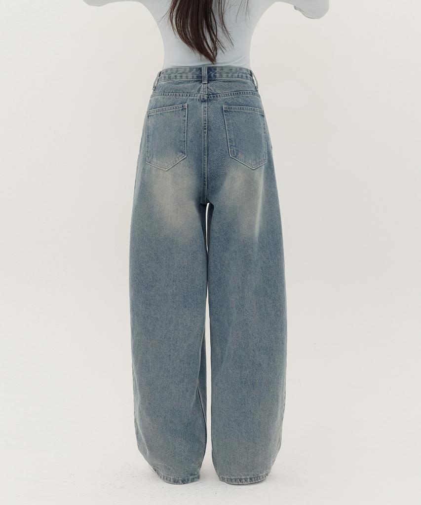 Jinmania Inverted Pintuck Balloon Fit Wide Denim Pants Unisex (Light Wash)