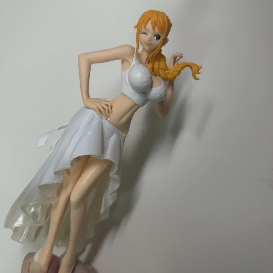 

Я продаю фигурки Нами из One Piece