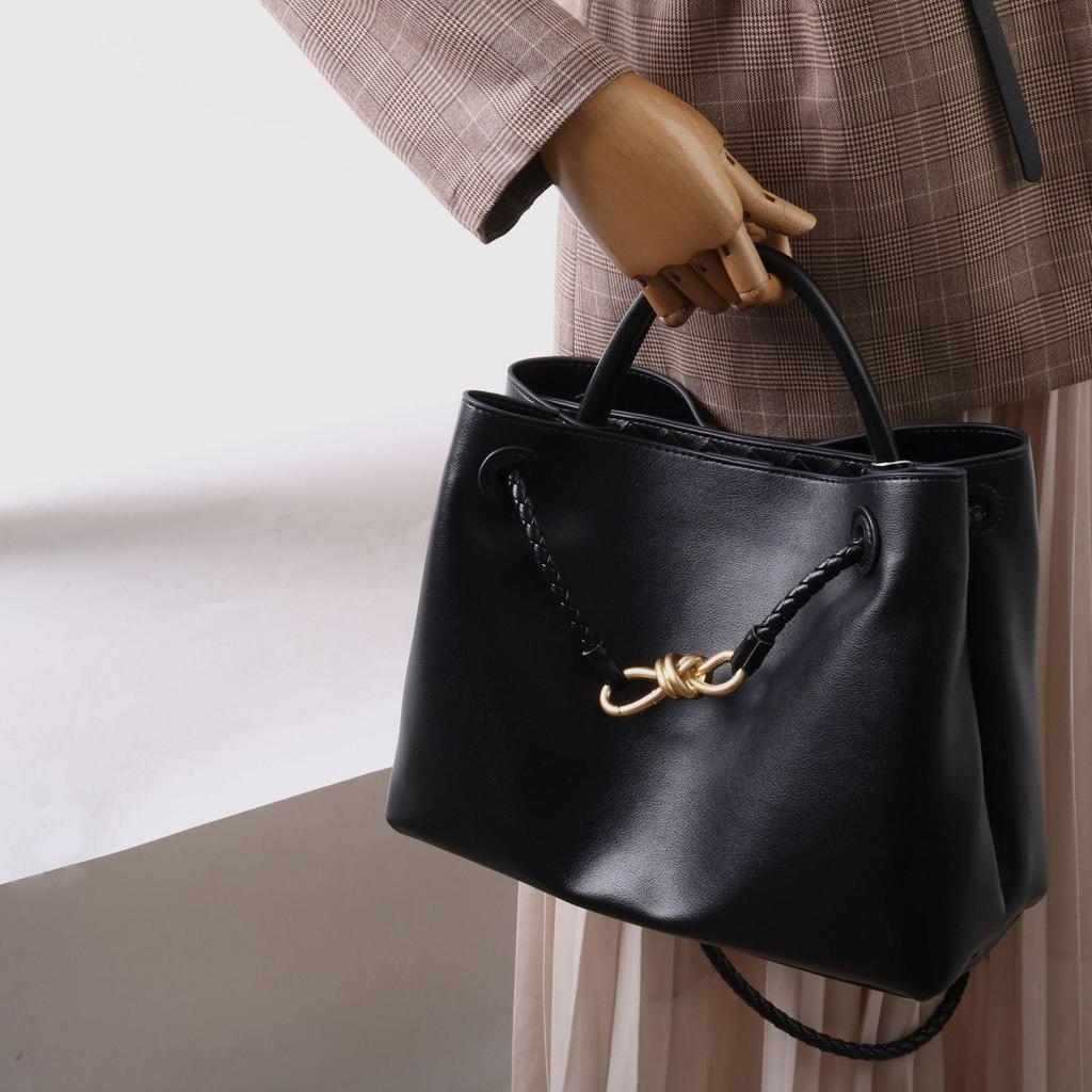 2025 Kabelka z pravé kůže: Vysoce kvalitní hovězí kůže, kovová provazová přezka, všestranná taška přes rameno