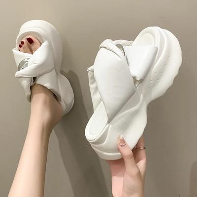 Modische Sommerschuhe für Frauen 2024 Plateau-Keilabsatz Casual Slippers Untere weibliche Plateau-Pantoffeln Runde Zehen-Strand-Sandale