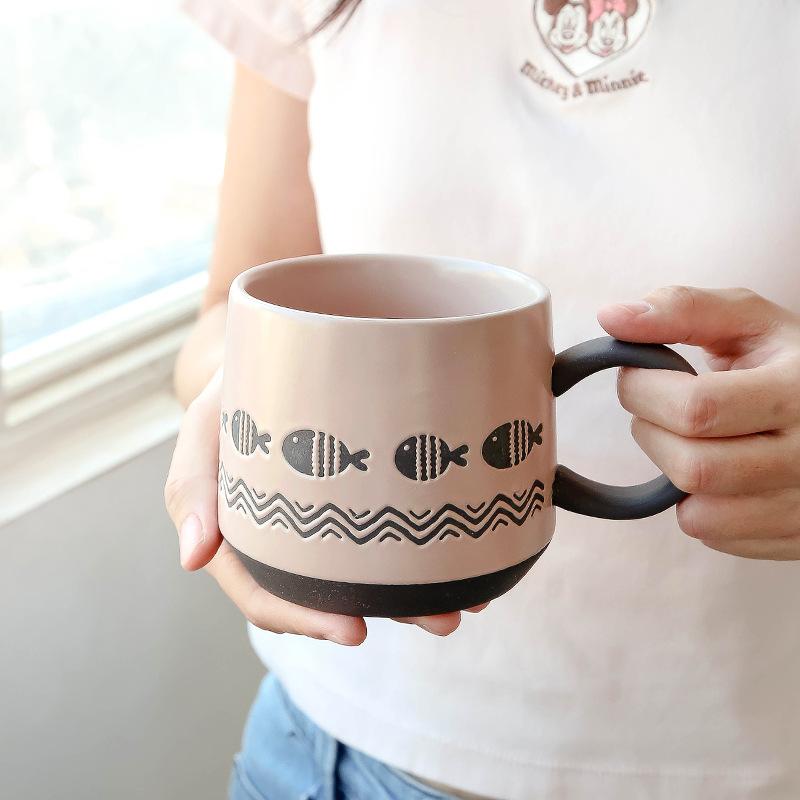 Caneca de Cerâmica Rosa Rústica Pintada à Mão Estilo Retrô com Peixe Pequeno em Relevo Mate Boca Larga para Café da Manhã Grande