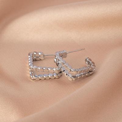 Boucles d'oreilles pour femmes en argent 925 - Visages carrés et ronds, Luxe léger, Design de niche haut de gamme, Créoles simples et clous.