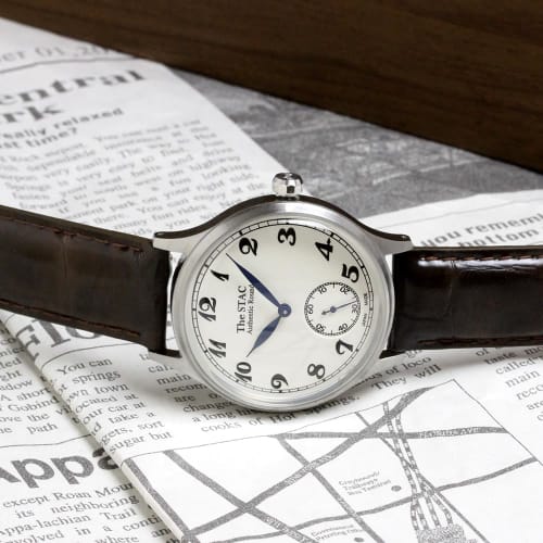Náramkové hodinky STAC 36mm Classic Retro vyrobené v Japonsku, pánské, dámské, unisex, bílé s hnědým koženým řemínkem s krokodýlím vzorem, ST-AR002