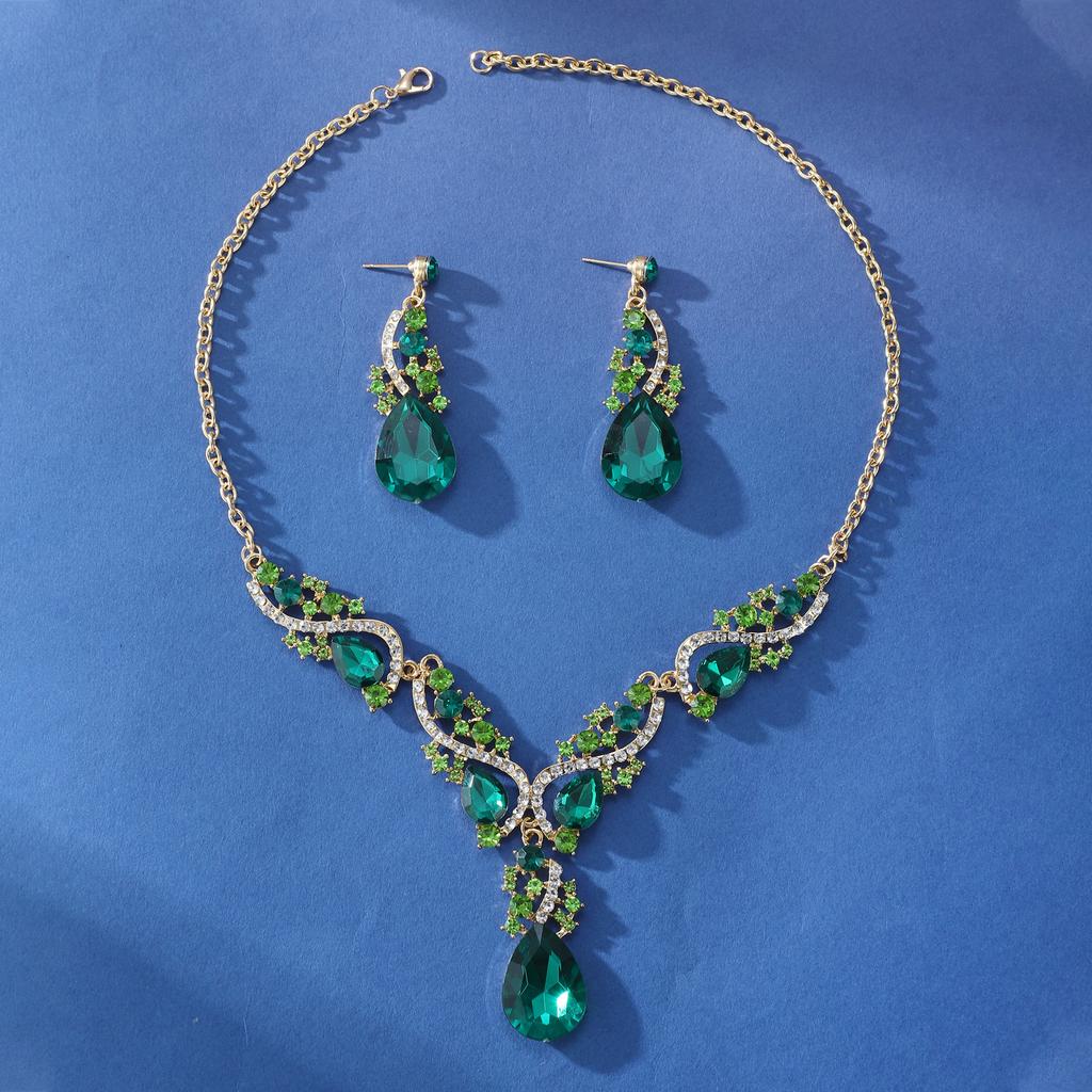 Overdreven banket smaragd ketting oorstekers set