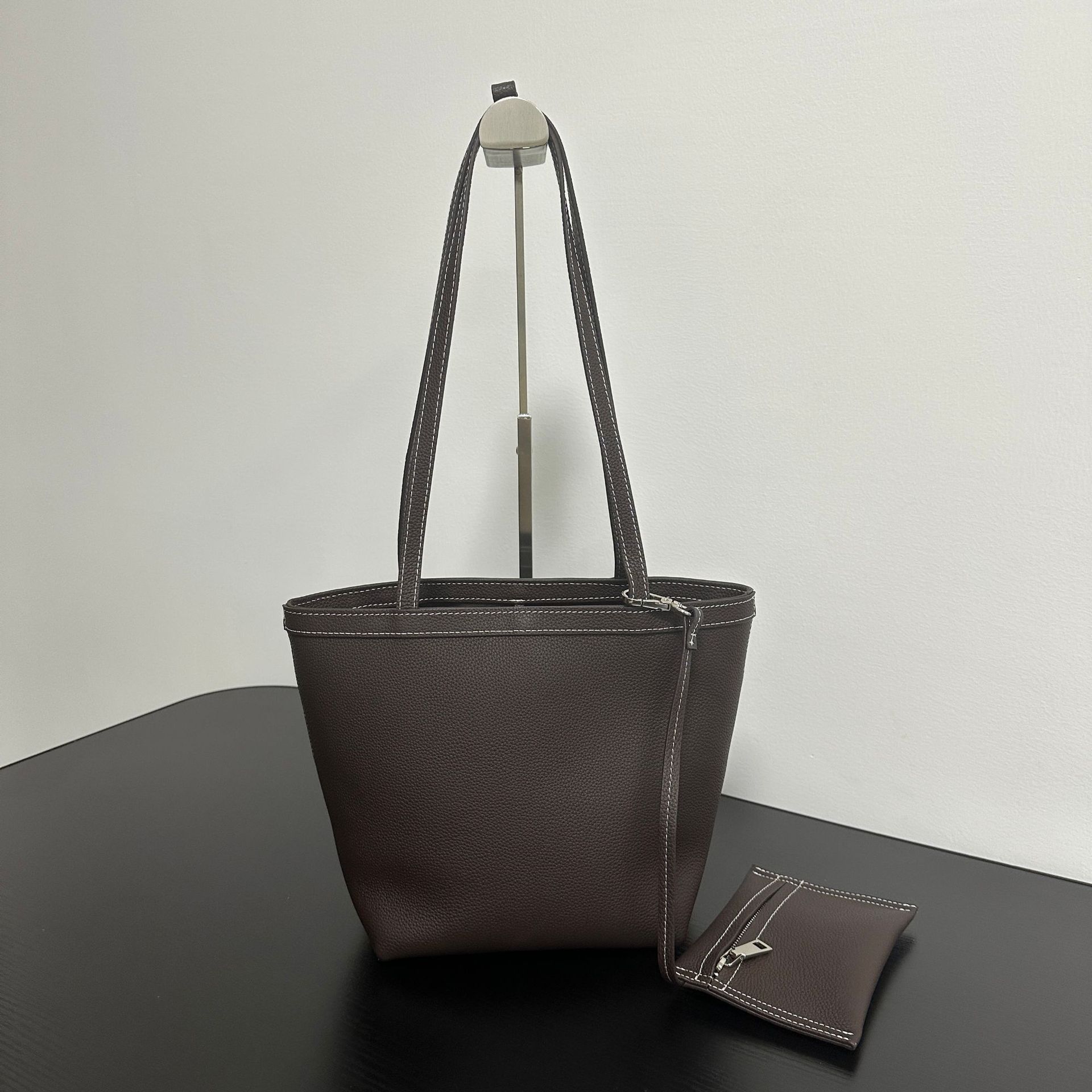 

Top-layer Cowhide Large-capacity New Fashion Simple Casual Retro Multi-pocket Through Soft Under Single Leather Handbag 19 em 14 -em 23cm Small Size кофейный/коричневый