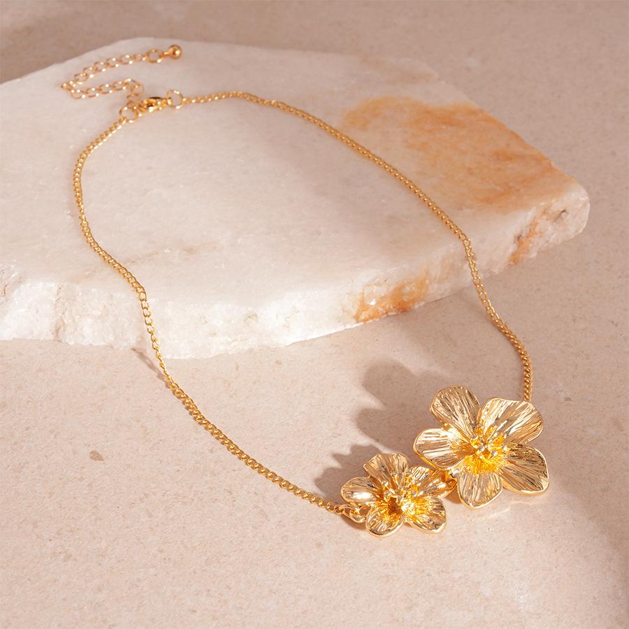 Retro Metal Heart Conch Necklace: Luxurious, Unique, and Exaggerated Clavicle Chain