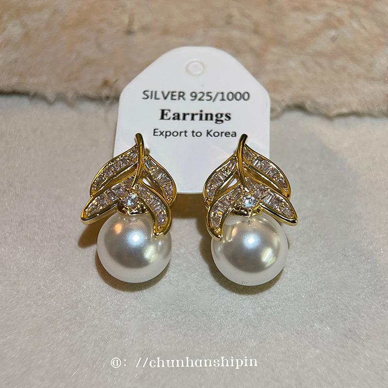 Spring and Summer New Fashion Earrings, High-end Design Sense, Zircon Leaves, Pearl Earclips, No Ear Piercings, Exquisite Light Luxury Earrings.