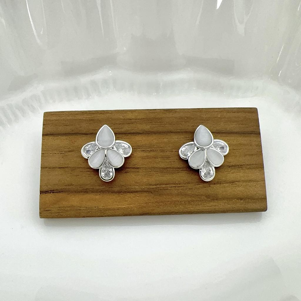 Utsökta Örhängen med Zirkon Kattöga Teardrop: Elegant dammode, lyxig och mångsidig.