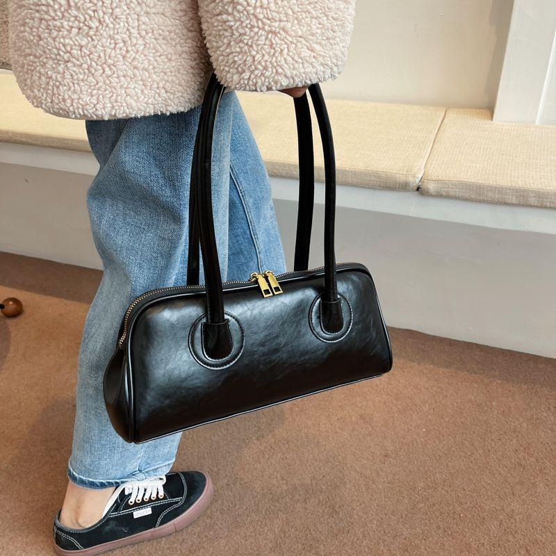 

Вместительная ретро осенне-зимняя новая нишевая сумка подмышку, простая универсальная сумка-багет, женская сумка через плечо No specification