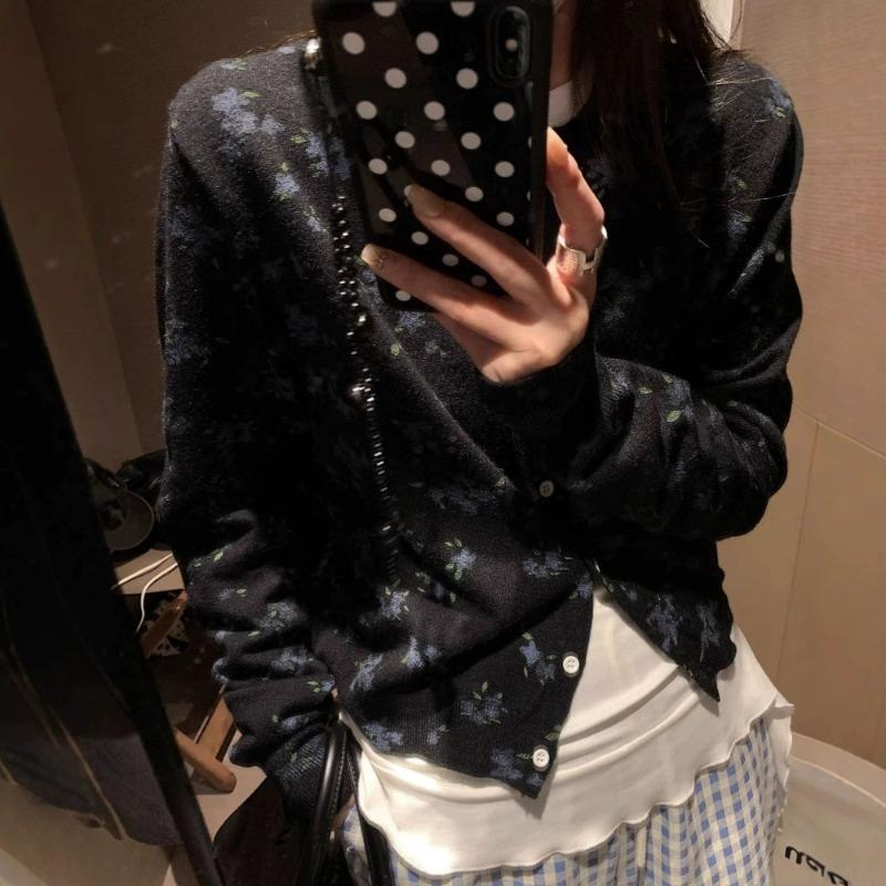 Small fresh floral knitted cardigan top women's autumn and winter new round neck design sense niche sweater jacket