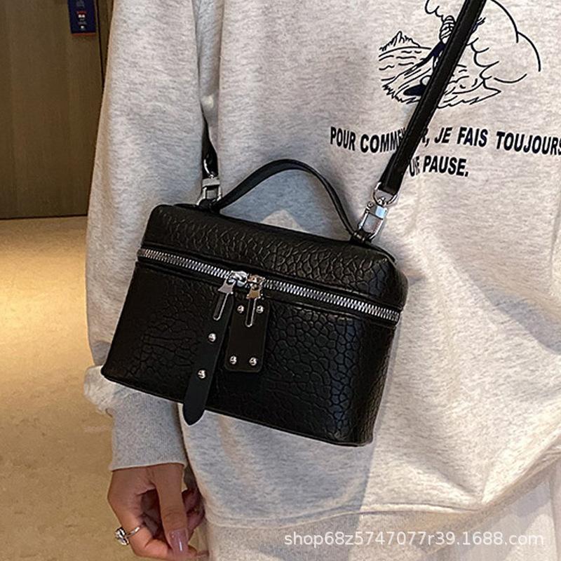 This year's popular small bag women's 2025 new summer versatile shoulder messenger bag popular Korean portable box bag