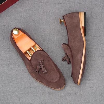 Neue Herren Wildleder Quasten Slipper Spitz Schwarz Braun Business Flats Schuhe Designer Heimkehr Hochzeitskleid Schuhwerk