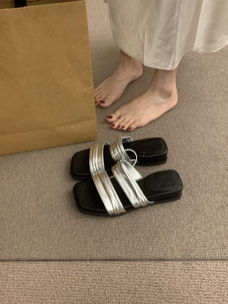 

Soft bottom double with silver one-word slippers for women s summer wear 2025 new fairy wind open-toed wedge heel comfortable and cool slippers 40