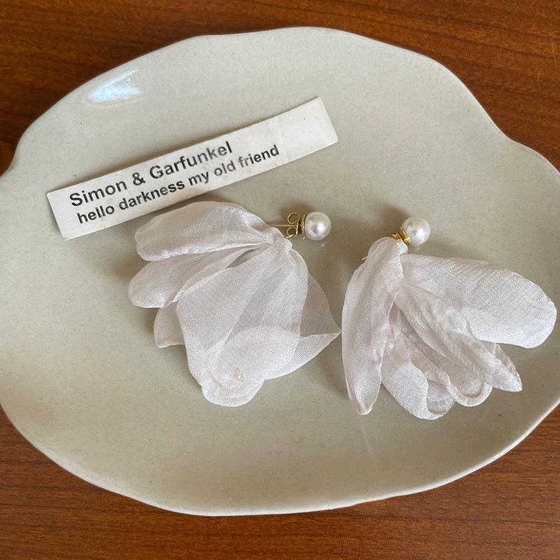 

Шифоновые серьги-пусеты с цветком и жемчугом: Высококлассный летний стиль 2025 для женщин