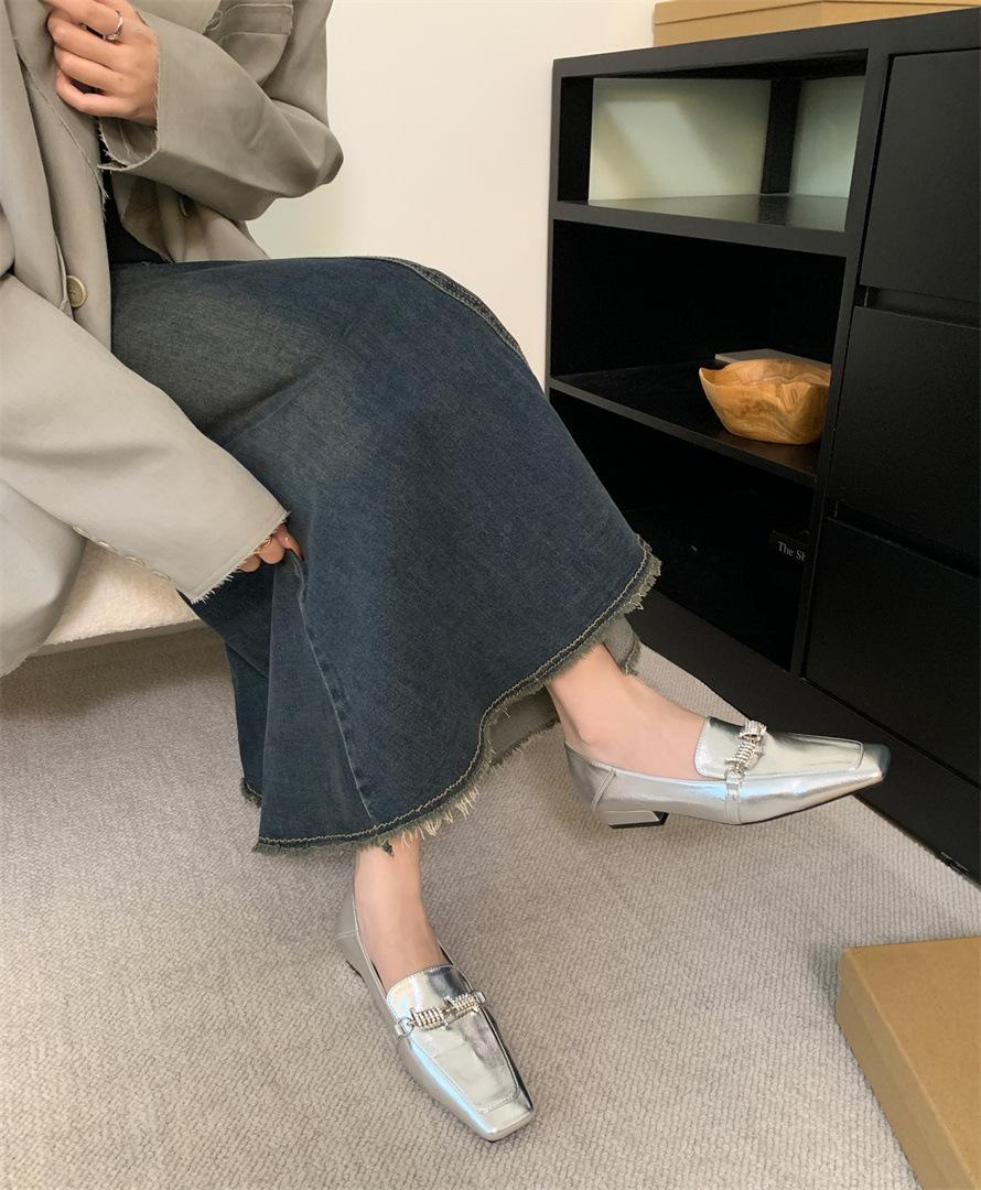 

2025 summer new square head patent leather low heel soft leather niche commuter retro British style loafers women 39 серебряный