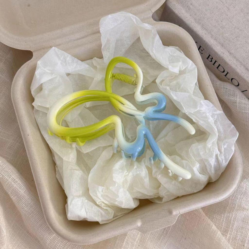 2024 Gradient Butterfly Cutout Hair Clip: French Style