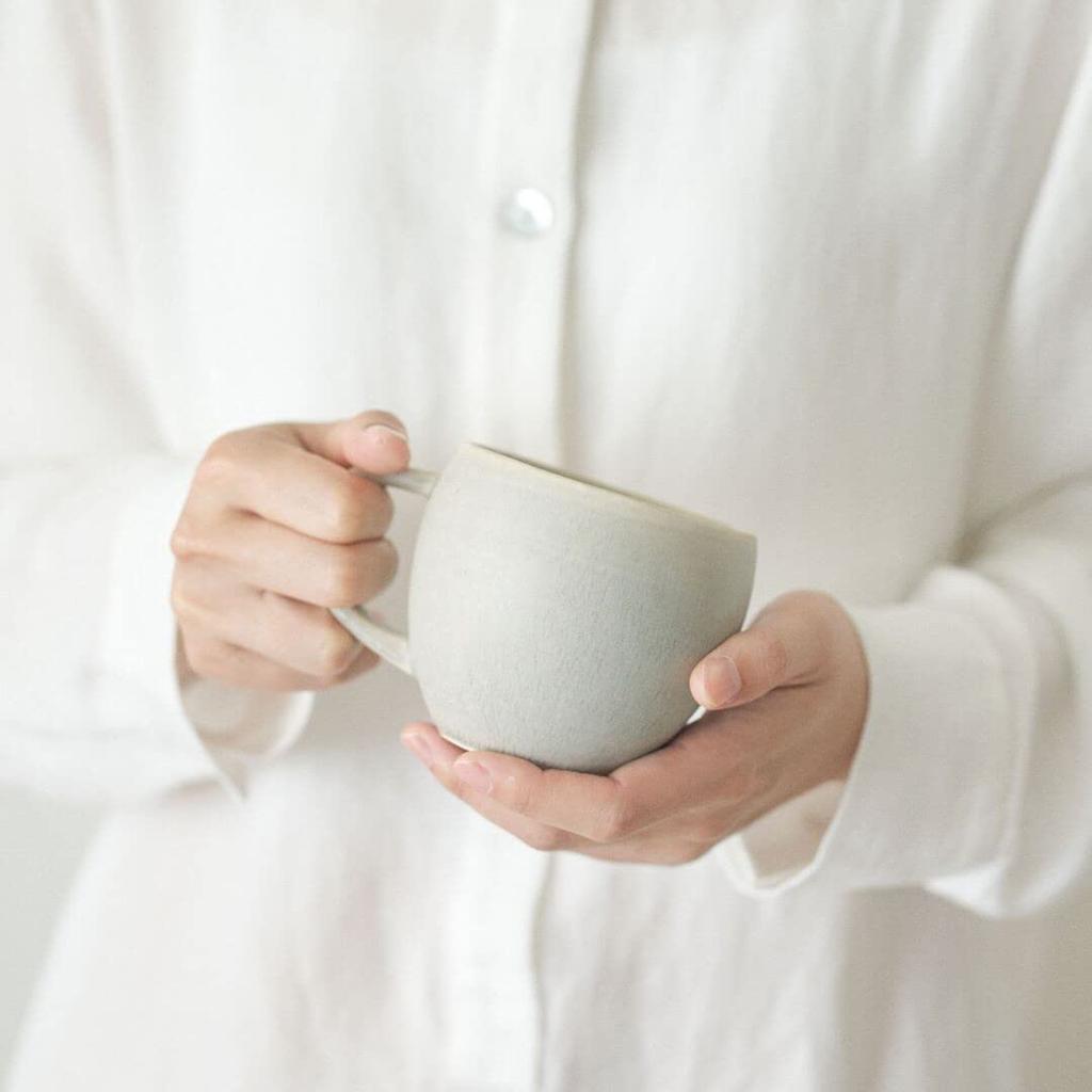 A Pair of 320ml Mugs with a Crystalline The Nuanced Shapes and Nuanced Colors of Gray and Pink Make a Perfect Microwave and Dishwasher Made In Japan