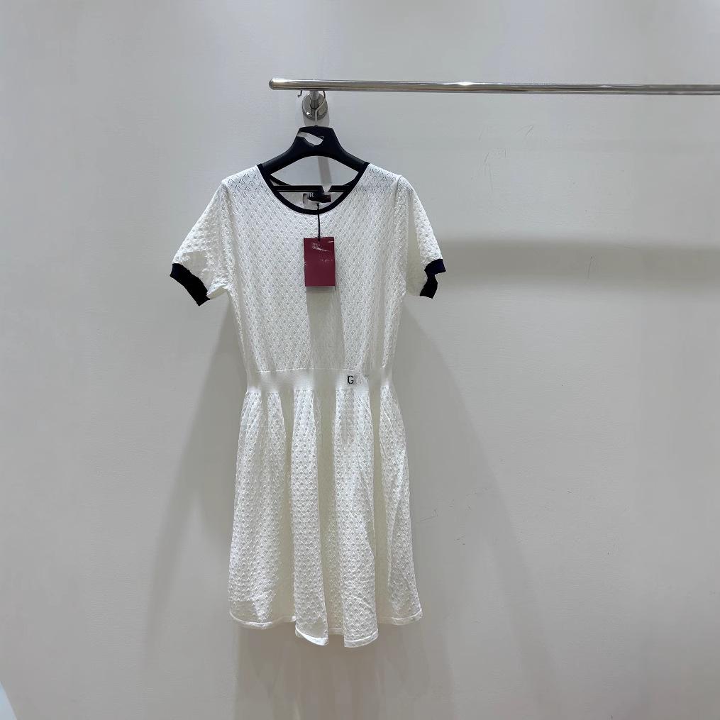 

Новое платье из жаккардового трикотажа в стиле колор-блок с логотипом-буквой и приталенным силуэтом L белый