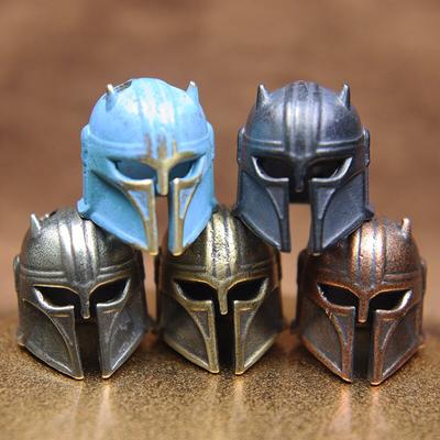 Elmo Cacciatore di taglie Armatura da battaglia Guerriero Coltello in ottone Perlina Cordino Ciondolo Fai da te EDC Strumento per esterni Paracord Accessori