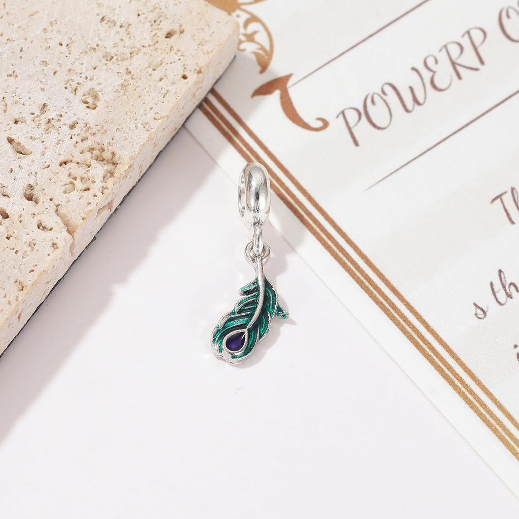 Nové originální slitinové korálky Hudební buben Kytara Visací přívěsek Červený taneční smalt Pasuje na náramek Bangle Diy Dámské šperky Dropshipping