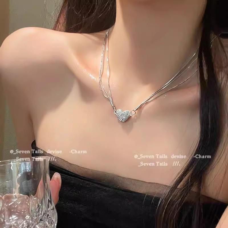 

Элегантное двухслойное ожерелье в форме сердца со сверкающими бриллиантами и магнитной застежкой X1645 серебряный