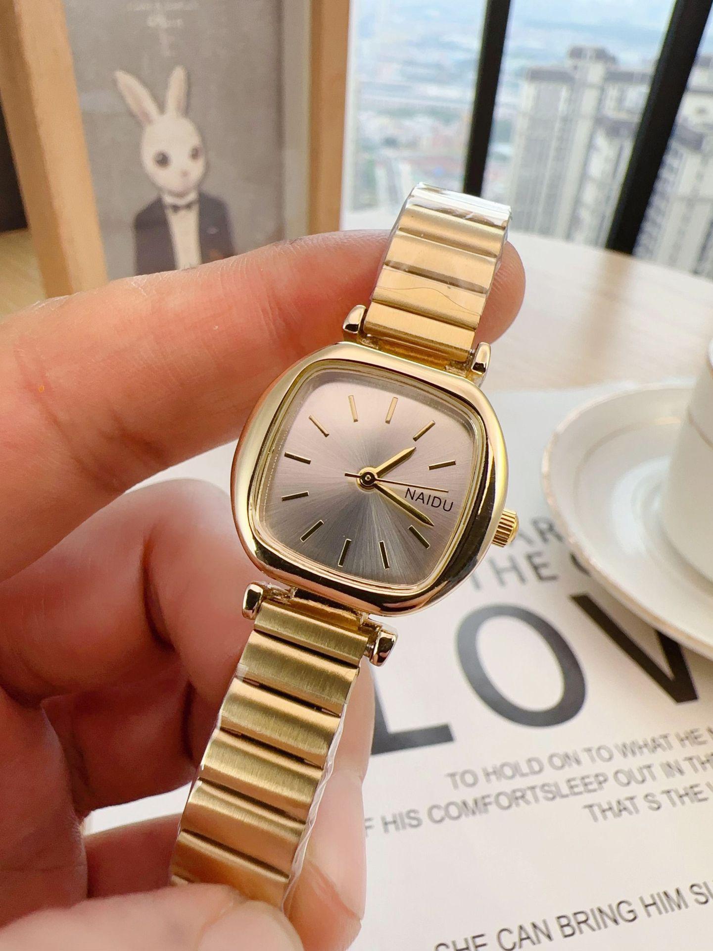 

Часы в студенческом стиле для женщин, корейская версия, простые, с темпераментом, маленький циферблат, квадратные, женские, универсальные, модные, кварцевые часы