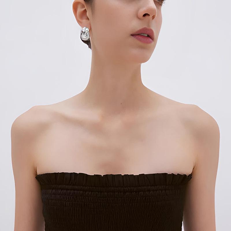 

Wide C-Shaped Japanese and Korean Style Ribbed Metal Earrings - Simple, Niche Design for Women золотий