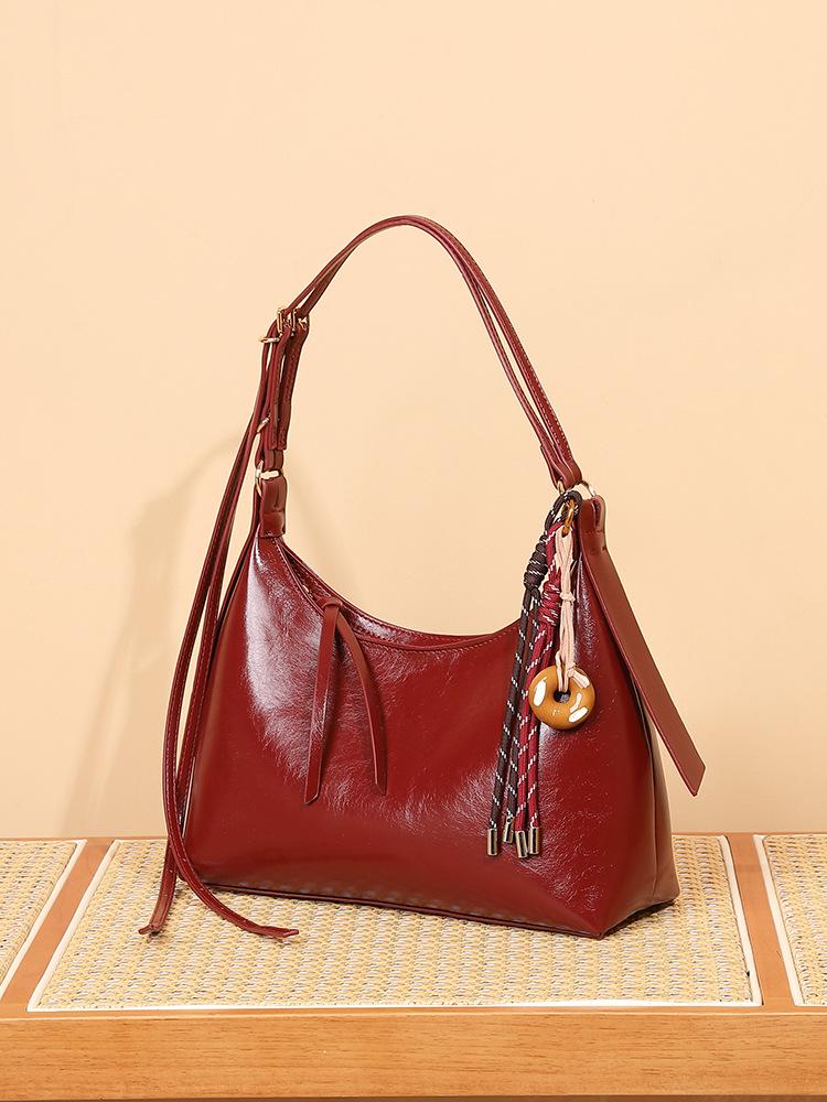 

Women s Retro Textured Commuter Tote - Large Capacity, Versatile for Autumn/Winter 2025 Oil Wax Red