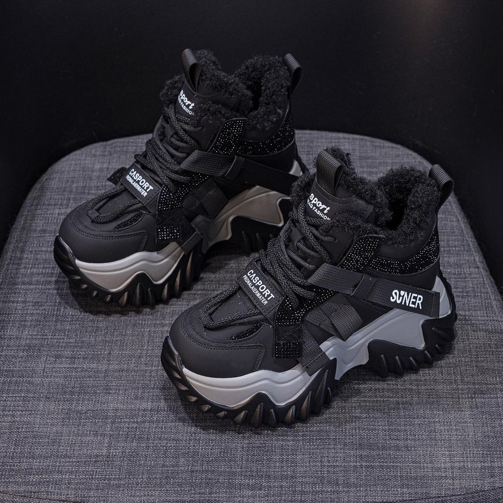 Plateau-Dad-Schuhe für Herbst und Winter sind lässig und aus Samt, um warm zu halten, und die Innensohle ist für kleine Personen erhöht.