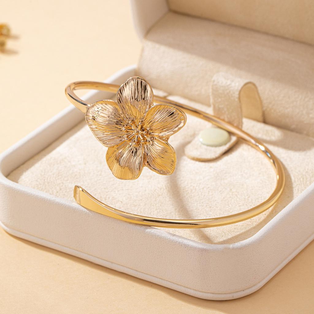 A Women's Arm Bracelet, Simple Floral Women's Arm Bracelet, Suitable for Daily Wear and Banquet Wear