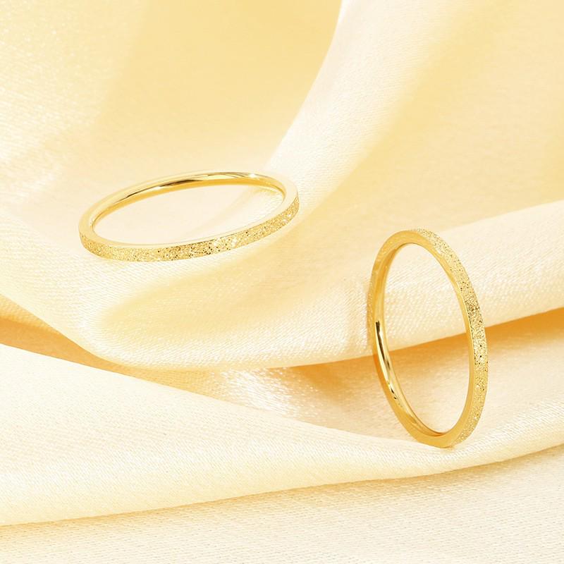 Anello Sottile in Acciaio Inossidabile Oro Opaco Placcato Oro 18K Stile Retro per Donna