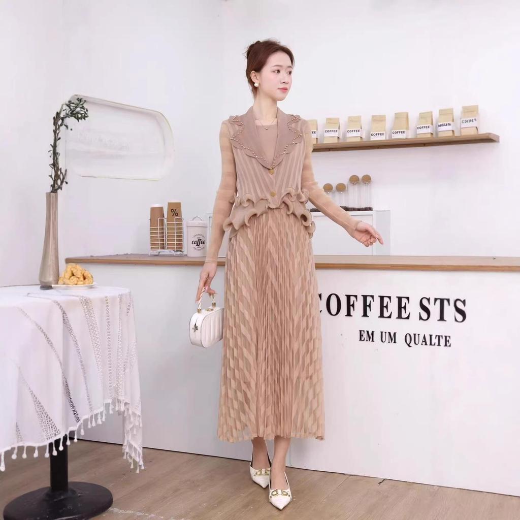 Robe Plissée à Volants Miyake avec Col Tailleur et Design Double-Boutonnage Cintrée à la Taille