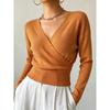 Maglione da donna a maniche lunghe in maglia tinta unita, elegante, scollo a V incrociato, aderente in vita, valorizza la figura, minimalista, camicetta