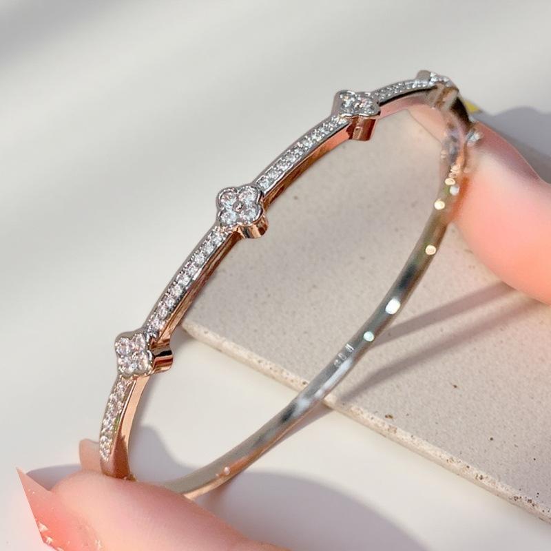 2026 Clover Bracelet Girls Light Luxury High-end Personalized Bracelet Gypsy Star Large Round Diamond Inlaid Bracelet 18CM
