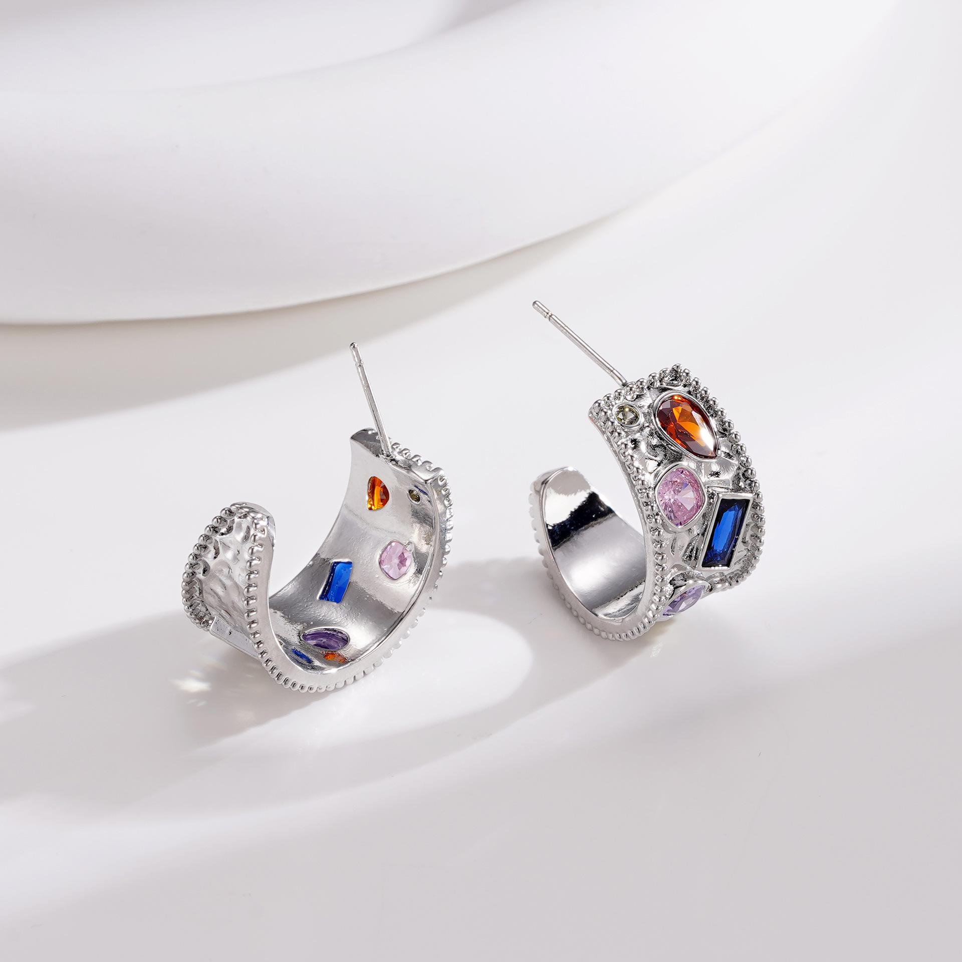 

Серьги из гальванического золота 18 карат с серебром S925 и цирконием в стиле ретро – легкие роскошные ювелирные изделия TE02232