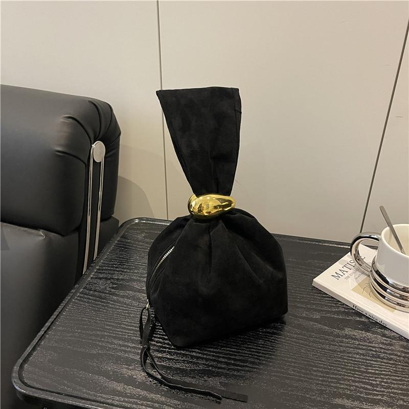 This Is A Simple and Stylish Women's Bag with A Pleated Design. It Is A Niche and Unique Large-capacity Bucket Bag