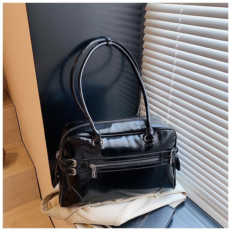 

New sense handbag female popular work commuter bag niche shoulder messenger bag чорний