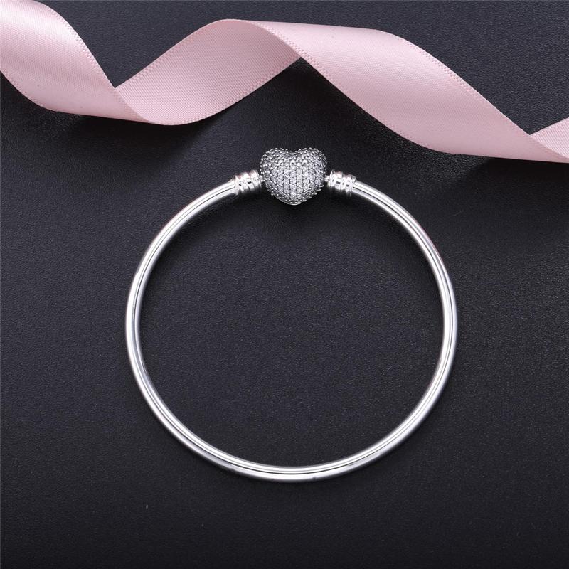 Eenvoudig zelf te maken slangenkettingarmband met Europese bedeltjes, een modieuze sieradenstijl voor dames, zoals die van Mary Poppins.