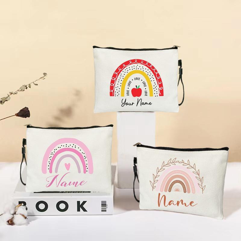 

Персонализированные именные текстовые радужные косметички для хозяйки, подарок учителю, симпатичные школьные принадлежности, пенал, дорожные туалетные принадлежности