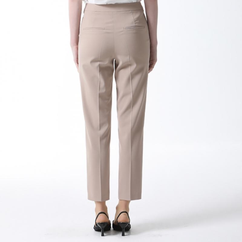  Pantalonii Slim Daily de la She's Miss sunt prețul 138.000 Won. 