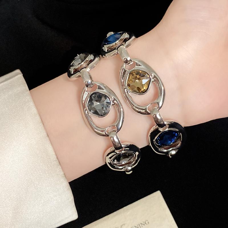 Stylish Women's Silver Bracelet Oval Link Vintage Style Chic Jewelry Ideal for Gifting