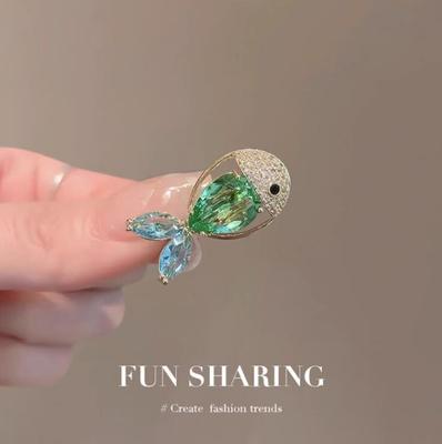 Cute Cartoon Crystal Fish Brooches for Women Girls Ocean Animal Crystal Lapel Pin JewelryClothes Shiny Accessories Pins