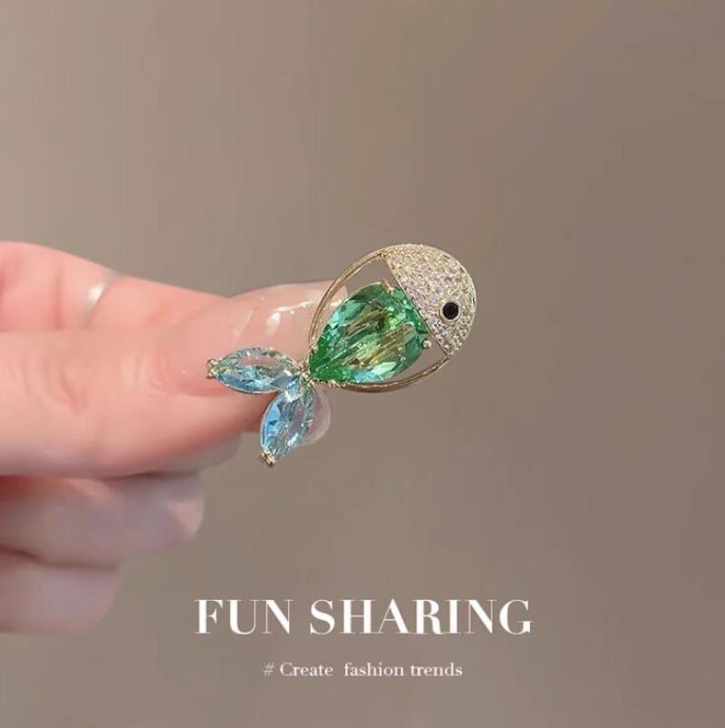 

Cute Cartoon Crystal Fish Brooches for Women Girls Ocean Animal Crystal Lapel Pin JewelryClothes Shiny Accessories Pins