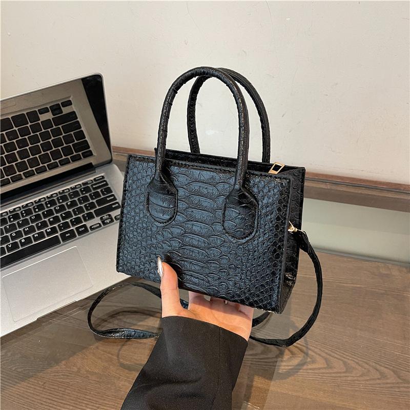 Geantă de valoare ridicată pentru femei 2025 toamnă nouă la modă model șarpe temperament versatil geantă de umăr tip poștaș design franțuzesc geantă pătrată mică