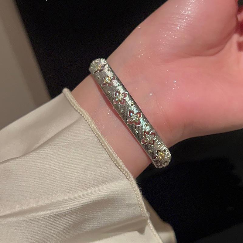 Elegantes Zirkon Buchstaben Blumen Armband: Hochwertiger vielseitiger Armreif für Damen