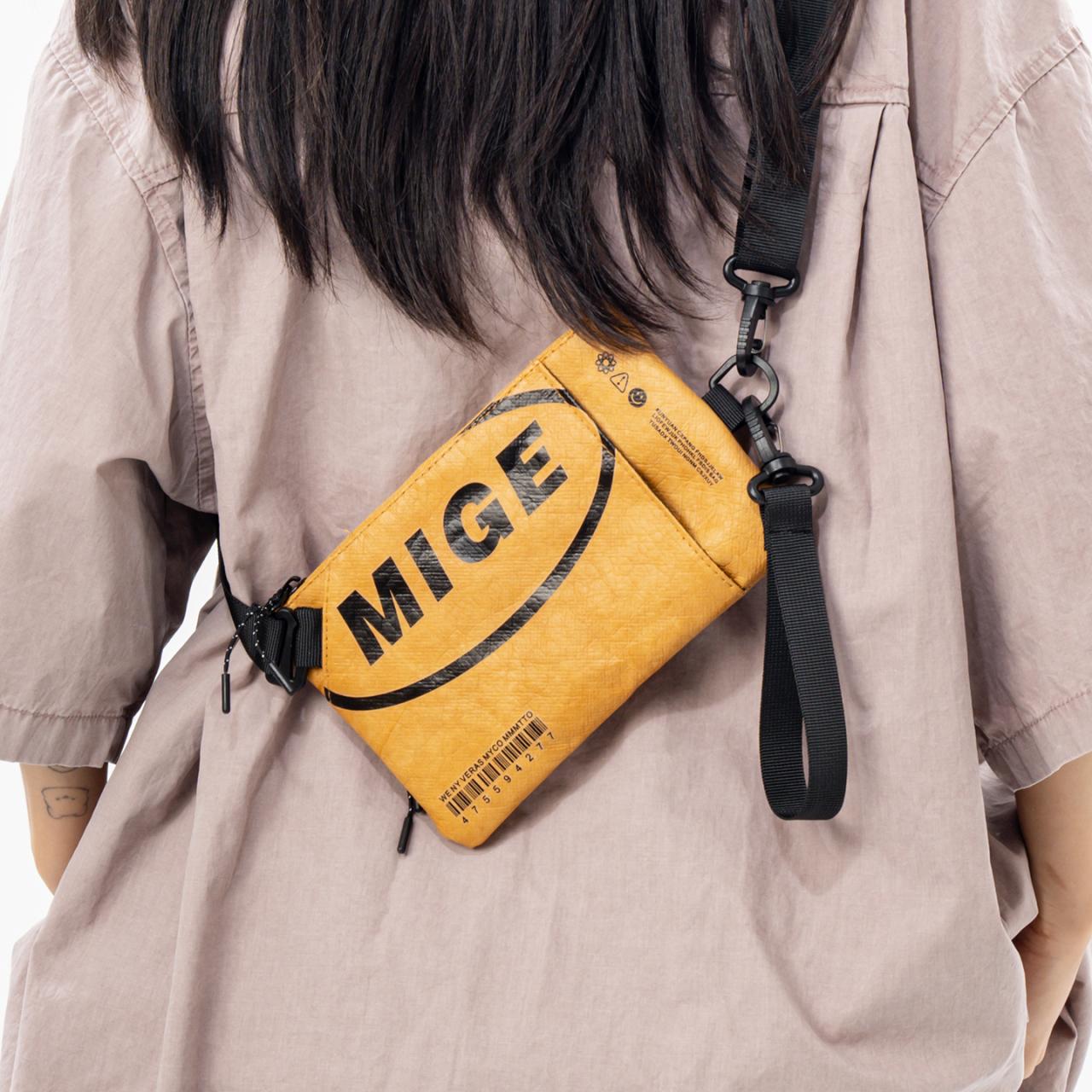 

Multi-functial trendy sports large-capacity travel backpack with two carrying optis (crossbody and shoulder) (20cm<Max Length<30cm) помаранчевий