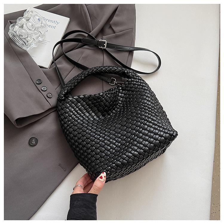 

Модная плетеная сумка-ведро 2025 новая большая вместимость на плечо подмышку женская сумка-мессенджер прилив