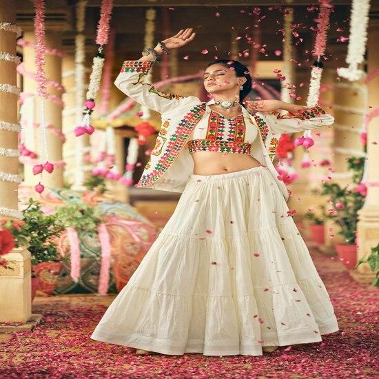 Stilig lagdelt skjørt og brodert jakke lehenga-ensemble